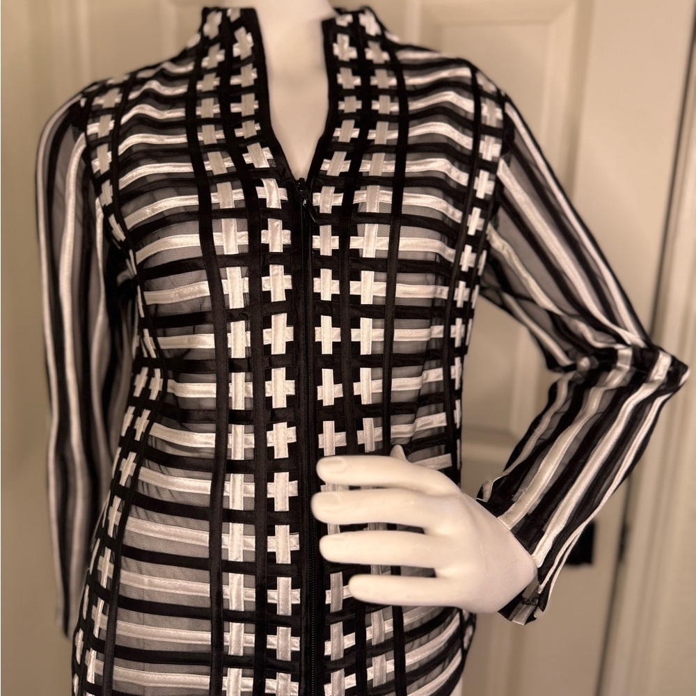 T&J Designs Black and White Graphic Tunic with Mandarin Collar Size Small I#42